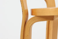 北欧より買い付けたアアルトデザインの1960~1970年代頃に製造されたと思われるハイチェアです。座面に経年変化が楽しめるリノリウム素材が使用されています。経年により色味が濃くなったバーチ材が魅力的です。マイナスビスが使用された古いタイプは現地でも少なくなってきております。