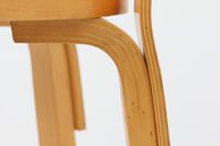 北欧より買い付けたアアルトデザインの1960~1970年代頃に製造されたと思われるハイチェアです。座面に経年変化が楽しめるリノリウム素材が使用されています。経年により色味が濃くなったバーチ材が魅力的です。マイナスビスが使用された古いタイプは現地でも少なくなってきております。