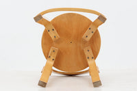 北欧より買い付けたアアルトデザインの1960~1970年代頃に製造されたと思われるハイチェアです。座面に経年変化が楽しめるリノリウム素材が使用されています。経年により色味が濃くなったバーチ材が魅力的です。マイナスビスが使用された古いタイプは現地でも少なくなってきております。