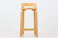 北欧より買い付けたアアルトデザインの1960~1970年代頃に製造されたと思われるハイチェアです。座面に経年変化が楽しめるリノリウム素材が使用されています。経年により色味が濃くなったバーチ材が魅力的です。マイナスビスが使用された古いタイプは現地でも少なくなってきております。