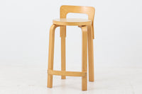 北欧より買い付けたアアルトデザインの1960~1970年代頃に製造されたと思われるハイチェアです。座面に経年変化が楽しめるリノリウム素材が使用されています。経年により色味が濃くなったバーチ材が魅力的です。マイナスビスが使用された古いタイプは現地でも少なくなってきております。