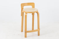 北欧より買い付けたアアルトデザインの1960~1970年代頃に製造されたと思われるハイチェアです。座面に経年変化が楽しめるリノリウム素材が使用されています。経年により色味が濃くなったバーチ材が魅力的です。マイナスビスが使用された古いタイプは現地でも少なくなってきております。