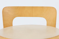 北欧より買い付けたアアルトデザインの1960~1970年代頃に製造されたと思われるハイチェアです。座面に経年変化が楽しめるリノリウム素材が使用されています。経年により色味が濃くなったバーチ材が魅力的です。マイナスビスが使用された古いタイプは現地でも少なくなってきております。