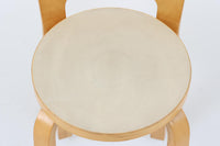 北欧より買い付けたアアルトデザインの1960~1970年代頃に製造されたと思われるハイチェアです。座面に経年変化が楽しめるリノリウム素材が使用されています。経年により色味が濃くなったバーチ材が魅力的です。マイナスビスが使用された古いタイプは現地でも少なくなってきております。