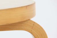 北欧より買い付けたアアルトデザインの1960~1970年代頃に製造されたと思われるハイチェアです。座面に経年変化が楽しめるリノリウム素材が使用されています。経年により色味が濃くなったバーチ材が魅力的です。マイナスビスが使用された古いタイプは現地でも少なくなってきております。