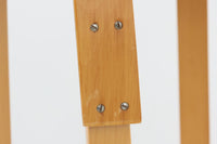 北欧より買い付けたアアルトデザインの1960~1970年代頃に製造されたと思われるハイチェアです。座面に経年変化が楽しめるリノリウム素材が使用されています。経年により色味が濃くなったバーチ材が魅力的です。マイナスビスが使用された古いタイプは現地でも少なくなってきております。