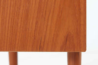 デンマークより買い付けた3段チェストです。小ぶりで可愛らしいシンプルなデザインです。北欧家具らしいバータイプの取手が使用されています。本体の縁は削り出されておりクオリティーの高い作品で良質なチーク材が使用されています。引き出しの木目が2段目3段目は繋がっていますが、1段目は木目が異なります。買付時よりこの状態で元々の仕様かは分かりかねます。ご了承の上ご検討くださいませ。