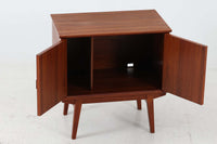 デンマークより買い付けたキャビネットです。小ぶりで可愛らしいデザインです。本体には良質なチーク材が使用されています。