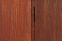 デンマークより買い付けたキャビネットです。小ぶりで可愛らしいデザインです。本体には良質なチーク材が使用されています。