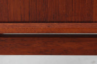 デンマークより買い付けたキャビネットです。小ぶりで可愛らしいデザインです。本体には良質なチーク材が使用されています。