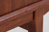 デンマークより買い付けたキャビネットです。小ぶりで可愛らしいデザインです。本体には良質なチーク材が使用されています。