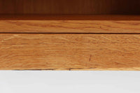 Borgemogensen(ボーエ・モーエンセン)によってデザインされたブックシェルフです。一見シンプルなフォルムですが、良質なオーク材が使用されており、FDB社によって細かい所まで丁寧に作成されています。リビングルームや書斎での本や装飾品の収納に最適です。