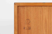 Borgemogensen(ボーエ・モーエンセン)によってデザインされたブックシェルフです。一見シンプルなフォルムですが、良質なオーク材が使用されており、FDB社によって細かい所まで丁寧に作成されています。リビングルームや書斎での本や装飾品の収納に最適です。