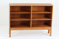 Borgemogensen(ボーエ・モーエンセン)によってデザインされたブックシェルフです。一見シンプルなフォルムですが、良質なオーク材が使用されており、FDB社によって細かい所まで丁寧に作成されています。リビングルームや書斎での本や装飾品の収納に最適です。