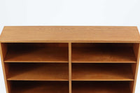 Borgemogensen(ボーエ・モーエンセン)によってデザインされたブックシェルフです。一見シンプルなフォルムですが、良質なオーク材が使用されており、FDB社によって細かい所まで丁寧に作成されています。リビングルームや書斎での本や装飾品の収納に最適です。