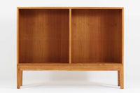 Borgemogensen(ボーエ・モーエンセン)によってデザインされたブックシェルフです。一見シンプルなフォルムですが、良質なオーク材が使用されており、FDB社によって細かい所まで丁寧に作成されています。リビングルームや書斎での本や装飾品の収納に最適です。