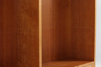 Borgemogensen(ボーエ・モーエンセン)によってデザインされたブックシェルフです。一見シンプルなフォルムですが、良質なオーク材が使用されており、FDB社によって細かい所まで丁寧に作成されています。リビングルームや書斎での本や装飾品の収納に最適です。