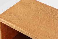 Borgemogensen(ボーエ・モーエンセン)によってデザインされたブックシェルフです。一見シンプルなフォルムですが、良質なオーク材が使用されており、FDB社によって細かい所まで丁寧に作成されています。リビングルームや書斎での本や装飾品の収納に最適です。