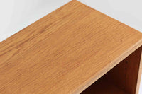 Borgemogensen(ボーエ・モーエンセン)によってデザインされたブックシェルフです。一見シンプルなフォルムですが、良質なオーク材が使用されており、FDB社によって細かい所まで丁寧に作成されています。リビングルームや書斎での本や装飾品の収納に最適です。