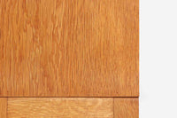 Borgemogensen(ボーエ・モーエンセン)によってデザインされたブックシェルフです。一見シンプルなフォルムですが、良質なオーク材が使用されており、FDB社によって細かい所まで丁寧に作成されています。リビングルームや書斎での本や装飾品の収納に最適です。