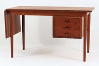 北欧より買い付けました。天板は拡張式で、必要に応じて広々とした作業スペースを提供します。上質なチーク材が使用され、自然の温かみを感じさせます。前面には引き出しを配し、文房具や書類などをすっきりと収納できます。背面には収納スペースがあり、使い勝手を考えた設計が特徴です。北欧家具らしいシンプルで洗練されたデザインは、どんなインテリアにも調和し、快適な作業環境を演出します。