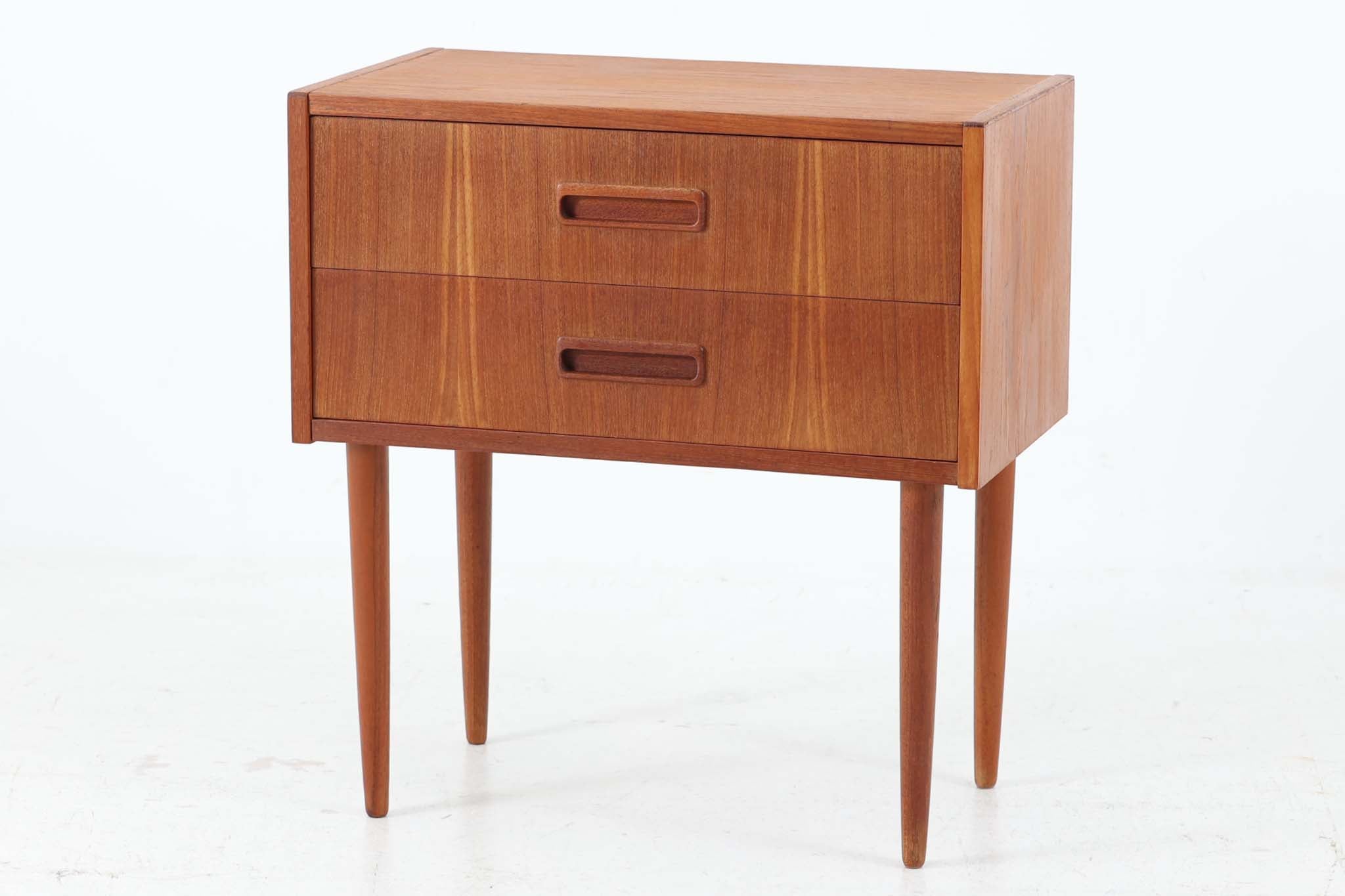 デンマーク製の北欧ビンテージ家具2段チェストです。 デンマーク製の北欧ビンテージ家具2段チェストです。