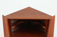 デンマーク製のコーナーキャビネットです。元々は扉が付いていましたが、前オーナーによって取り外されて、飾り棚として使用されていた様です。良質なチーク材が贅沢に使用されています。