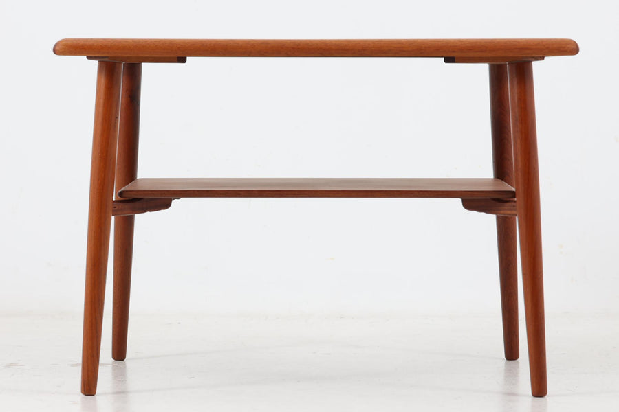 北欧より買い付けた小ぶりなセンターテーブルです。シンプルな形状ですが、チーク材の棚受けがデザインポイントになっています。