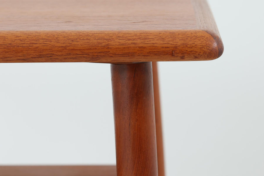 北欧より買い付けた小ぶりなセンターテーブルです。シンプルな形状ですが、チーク材の棚受けがデザインポイントになっています。