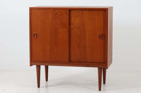 北欧より買い付けたローボードです。シンプルなフォルムで、良質なチーク材が使用されており、暖かみのある木肌が魅力的です。