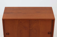 北欧より買い付けたローボードです。シンプルなフォルムで、良質なチーク材が使用されており、暖かみのある木肌が魅力的です。