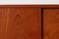 北欧より買い付けたローボードです。シンプルなフォルムで、良質なチーク材が使用されており、暖かみのある木肌が魅力的です。