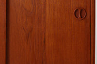 北欧より買い付けたローボードです。シンプルなフォルムで、良質なチーク材が使用されており、暖かみのある木肌が魅力的です。