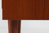 北欧より買い付けたローボードです。シンプルなフォルムで、良質なチーク材が使用されており、暖かみのある木肌が魅力的です。