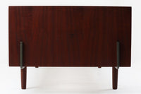 北欧より買い付けた、Hans J. WegnerによるGETAmA社製のベッドフレームです。このベッドフレームは、本体に高品質なチーク材が使用されており、その洗練されたデザインは小ぶりながらもスッキリとした印象を与えます。マットサイズは最大で「幅 96 × 奥行 200cm」ですので、シングルサイズのマットレスをご用意ください。
