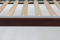 北欧より買い付けた、Hans J. WegnerによるGETAmA社製のベッドフレームです。このベッドフレームは、本体に高品質なチーク材が使用されており、その洗練されたデザインは小ぶりながらもスッキリとした印象を与えます。マットサイズは最大で「幅 96 × 奥行 200cm」ですので、シングルサイズのマットレスをご用意ください。
