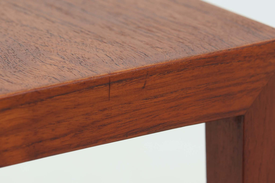 北欧より買い付けたサイドテーブルです。天板と脚の角はトメ加工が施されています。SeverinHansenJr.の代表的なデザインです。