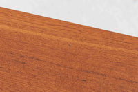 北欧より買い付けました。小引き出しとバスケットが付属しており、シンプルなデンマーク家具らしいデザインのソーイングワゴンテーブルです。良質なチーク材が使用されています。