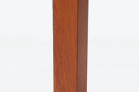 北欧より買い付けました。小引き出しとバスケットが付属しており、シンプルなデンマーク家具らしいデザインのソーイングワゴンテーブルです。良質なチーク材が使用されています。