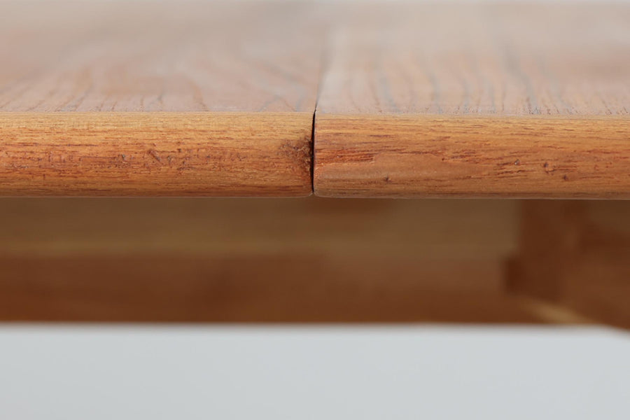 北欧より買い付けた、HenningKjaernulfによってデザインされた円形ダイニングテーブルです。天板を広げた際に中央のサポートの脚が開き、大人数での食卓を想定したデザインとなっています。拡張板は4枚付属し、用途に併せて幅の調整が可能です。良質なチーク材が使用されており、デンマークの名工SoroStolefabrikの熟練の職人によって作成された希少なテーブルです。