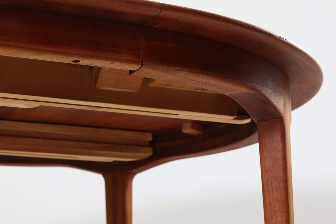 北欧より買い付けた、HenningKjaernulfによってデザインされた円形ダイニングテーブルです。天板を広げた際に中央のサポートの脚が開き、大人数での食卓を想定したデザインとなっています。拡張板は4枚付属し、用途に併せて幅の調整が可能です。良質なチーク材が使用されており、デンマークの名工SoroStolefabrikの熟練の職人によって作成された希少なテーブルです。