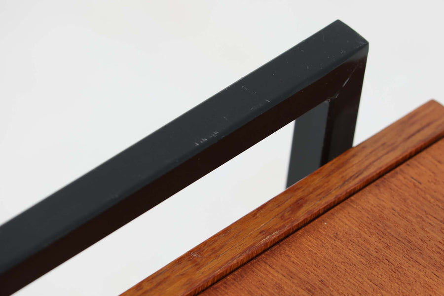 北欧より買い付けたソーイングテーブルです。良質なチーク材とブラック色のサイド部の脚の組み合わせが素敵です。天板内部には細かい収納スペースがございますので使い勝手が良さそうです。