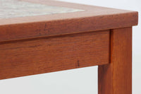 北欧より買い付けたセンターテーブルです。タイルがデザインポイントになっており、熱いコップなどをそのまま置く事が出来ます。本体には良質なチーク材が使用されています。