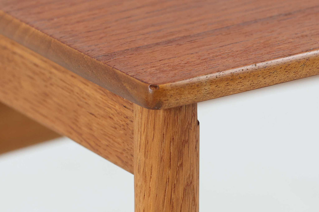 デンマーク製のネストテーブル「AT40」です。チーク突板材の天板とオーク無垢材の脚の異なる素材の組み合わせが素敵なデザインです。通常は3点セットですが、こちらは2点セットとなります。