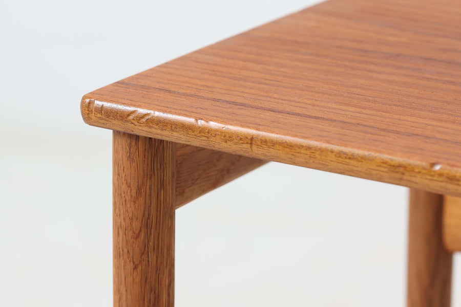 デンマーク製のネストテーブル「AT40」です。チーク突板材の天板とオーク無垢材の脚の異なる素材の組み合わせが素敵なデザインです。通常は3点セットですが、こちらは2点セットとなります。