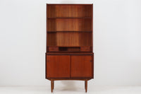 デンマーク製のシンプルなデザインのシェルフです。良質なチーク材が使用されており、飾り付ける事によりまた違った雰囲気を見せてくれそうです。