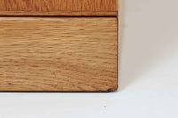 Borgemogensen(ボーエ・モーエンセン)によってデザインされたブックシェルフです。一見シンプルなフォルムですが、良質なオーク材が使用されており、FDB社によって細かい所まで丁寧に作成されています。リビングルームや書斎での本や装飾品の収納に最適です。