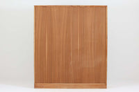 Borgemogensen(ボーエ・モーエンセン)によってデザインされたブックシェルフです。一見シンプルなフォルムですが、良質なオーク材が使用されており、FDB社によって細かい所まで丁寧に作成されています。リビングルームや書斎での本や装飾品の収納に最適です。