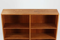 Borgemogensen(ボーエ・モーエンセン)によってデザインされたブックシェルフです。一見シンプルなフォルムですが、良質なオーク材が使用されており、FDB社によって細かい所まで丁寧に作成されています。リビングルームや書斎での本や装飾品の収納に最適です。