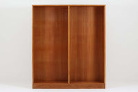 Borgemogensen(ボーエ・モーエンセン)によってデザインされたブックシェルフです。一見シンプルなフォルムですが、良質なオーク材が使用されており、FDB社によって細かい所まで丁寧に作成されています。リビングルームや書斎での本や装飾品の収納に最適です。